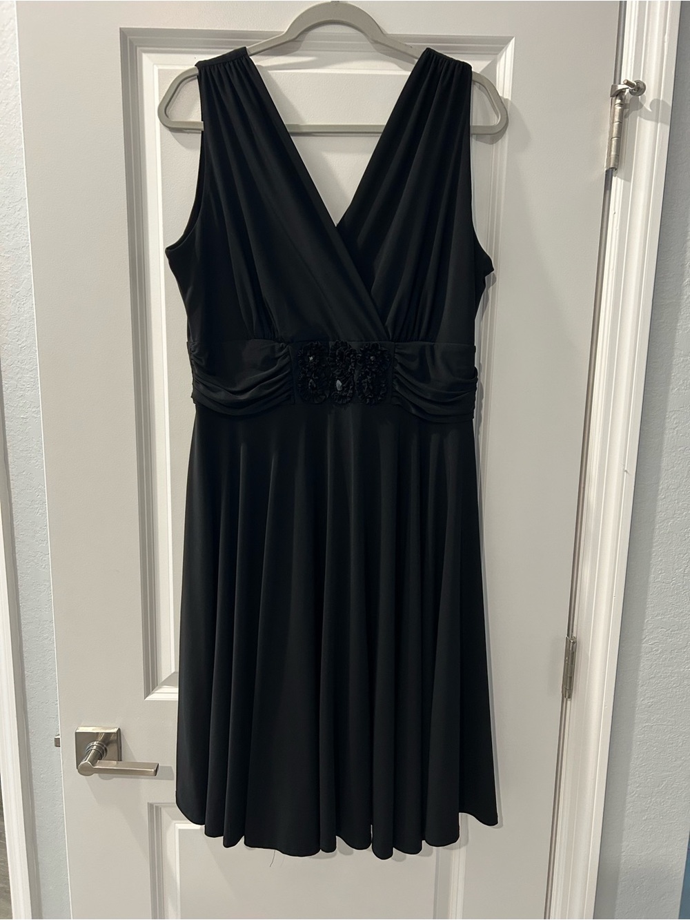 dressbarn Black Sleeveless V-Neck Cocktail Dress with Beaded Waist
